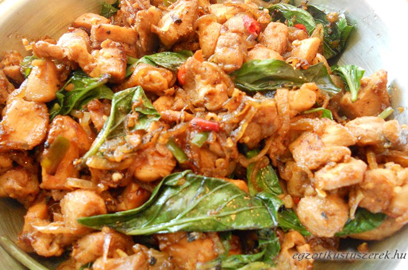 Thai bazsalikomos csirke, „Pad Krapao”